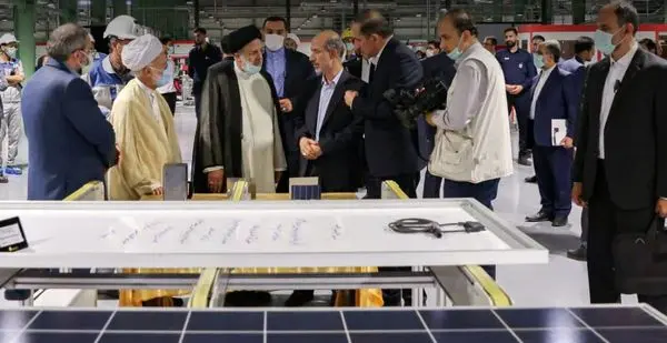 بازدید رئیس جمهور از شرکت تولیدکننده تجهیزات نیروگاههای خورشیدی در شهرستان خمین