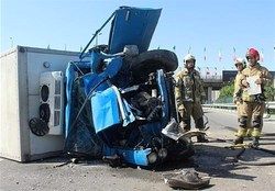 واژگون شدن نیسان با بار مرغ در بزرگراه آزادگان +تصاویر