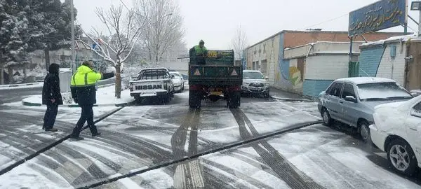 اقدامات شهرداری ناحیه ۴ منطقه ۲۲برای برفروبی وجلوگیری از یخ زدگی معابر