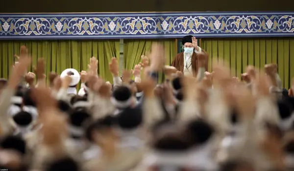 مشکل ما را با آمریکا فقط باج دادن دائم حل میکند