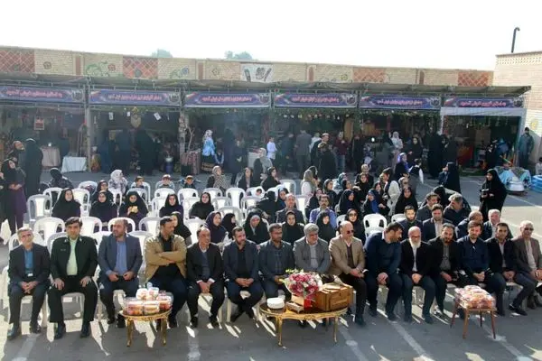 دانش آموزان منطقه 19 نمایشگاهی از جاذبه های ایران  زیبا برپا کردند