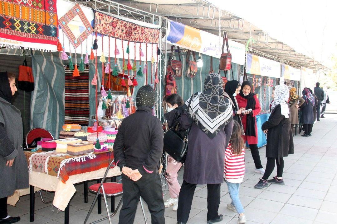 برپایی بازارچه محلی کارآفرینی (دست آفرین) در بوستان پلیس