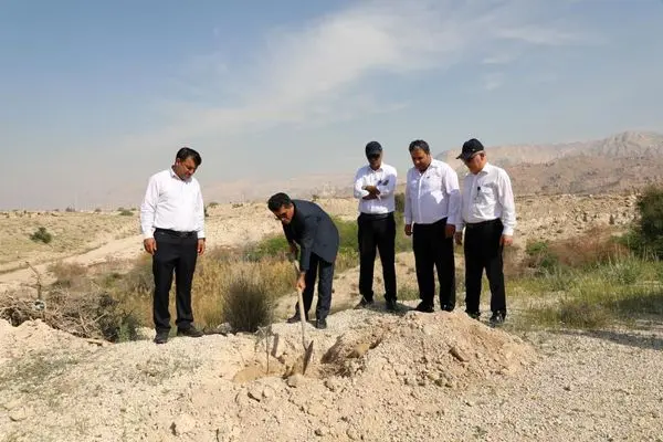 کاشت نهال توسط پتروشیمی پارس در شهرستان عسلویه به ۱۳۷۰۰ نهال رسید