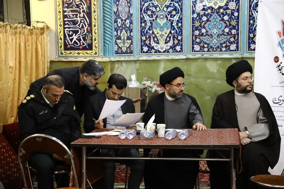 دیدار مردمی رییس کمیته عمران شورای اسلامی شهر تهران با نمازگزاران و شهروندان در مسجد الحسین (ع) منطقه ۱۳