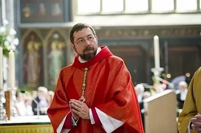 
اسقف بلژیکی در کمد لباس حبس شد + عکس
