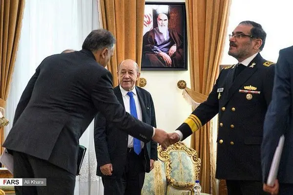 عکسی جالب از دبیر شورای امنیت ملی در دیدار با مقامات فرانسوی!
