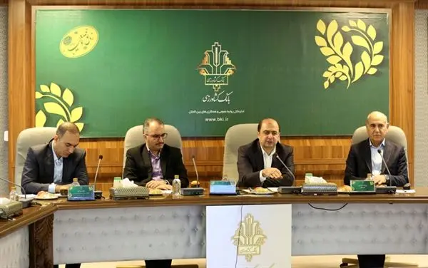 برای نهادینه شدن فرهنگ استفاده از بانکداری دیجیتال در جامعه کشاورزی تلاش می کنیم