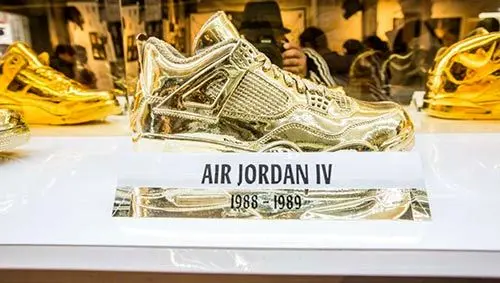 کتانی‌های ساخته شده از طلا+عکس