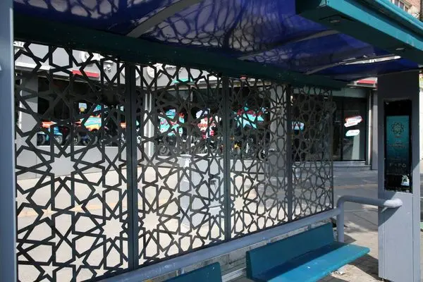  طرح‌های تذهیبی در دیواره ایستگاه‌های اتوبوس منطقه۸