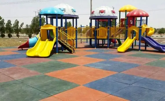 تعویض و نوسازی کف پوش زمین بازی کودکان در بوستان های منطقه سه