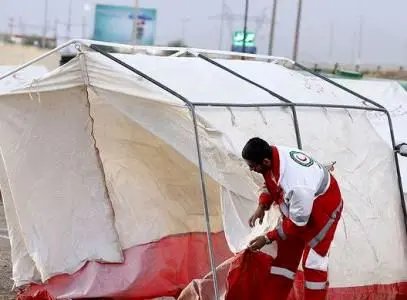 توزیع ۳۱۸۰ تخته چادر بین زلزله زدگان هرمزگان