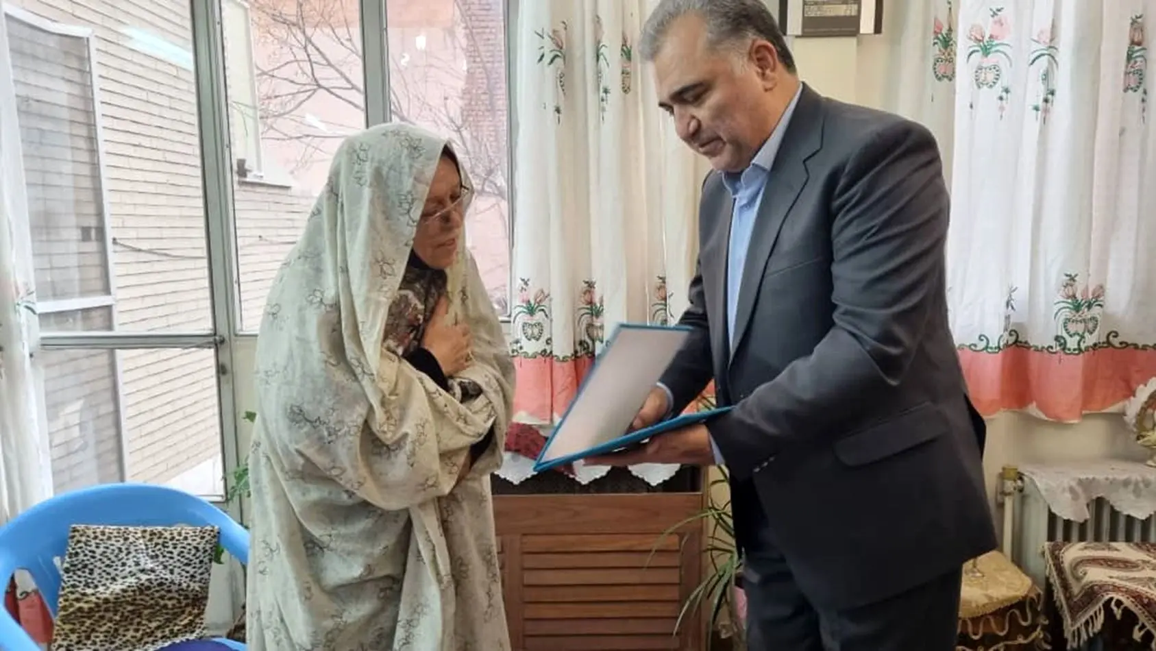 دیدار و تجلیل سرپرست بانک دی از مادر شهید والامقام حمیدرضا زارع

