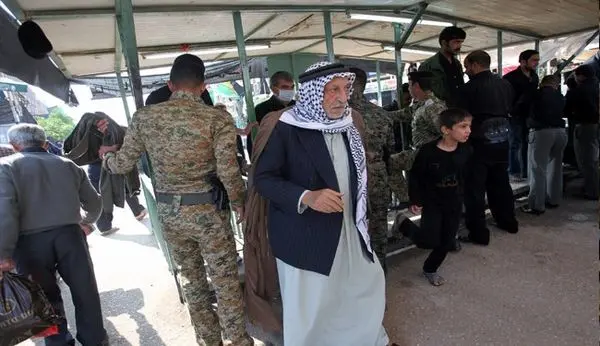 رفتار عجیب پلیس عراق با زائران + عکس