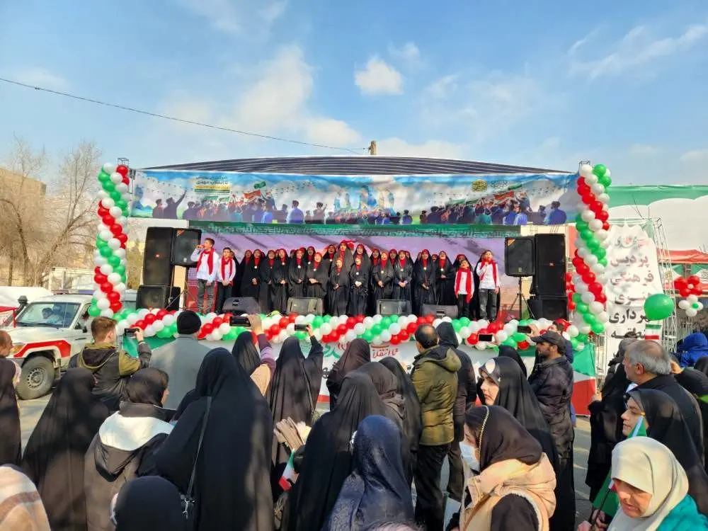 استقبال شهروندان از پردیس فرهنگی منطقه یک در راهپیمایی ۲۲ بهمن

