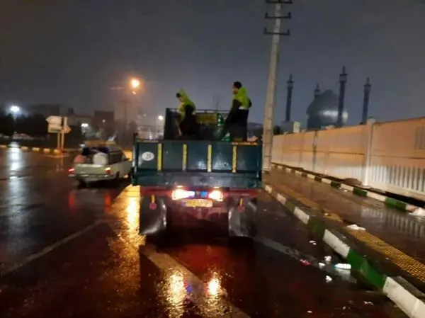 شن پاشی در معابر و آمادگی کامل 6 سایت برف روبی منطقه 19