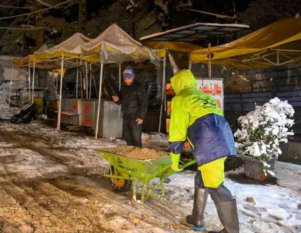 آمادهباش ۵۰۰ نیروی برف روب و جانمایی ۱۵۰۰ تن شن در نقاط حساس منطقه یک