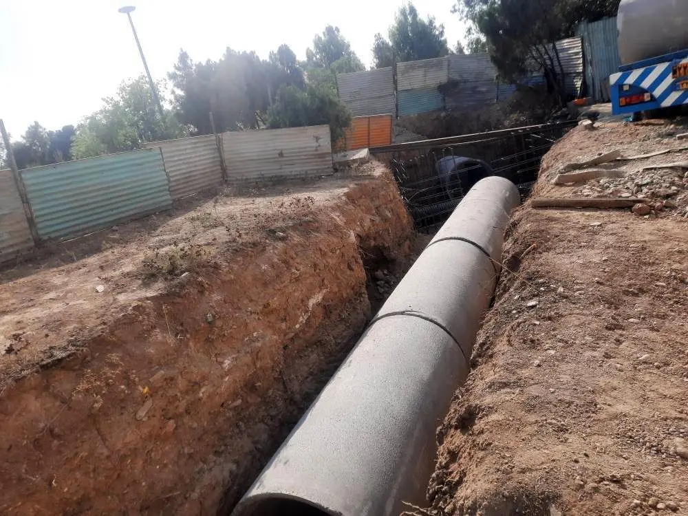 رفع انسداد کانال جمع آوری آب های سطحی تقاطع بزرگراه شهید تندگویان 

