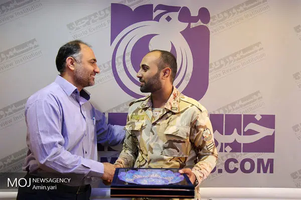 تجلیل از سرباز فداکار حادثه اهواز+عکس