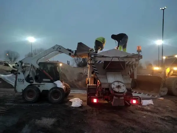 نیروهای خدمات شهری منطقه 19در پی آغاز بارش برف در آماده باش قرار دارند