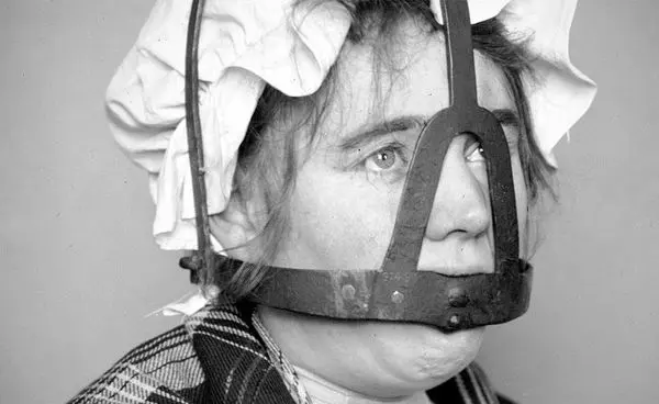 مجازات عجیب زنان پرحرف در قرون وسطا+تصاویر