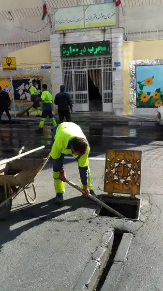 پاکسازی معابر و لایروبی انهار مجاور مراکز آموزشی منطقه ۱۳ در آستانه بازگشایی مدارس