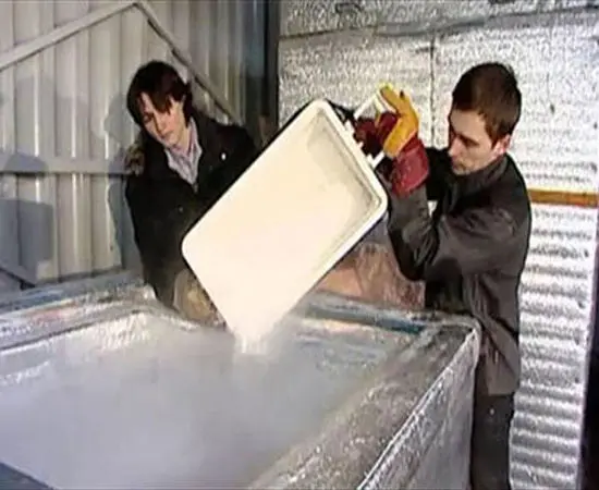 آزمایشگاه منجمد کردن انسان ها +عکس