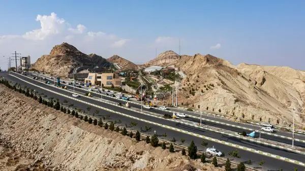 مدیرکل فنی و طراحی شهرداری قم از طراحی فاز یک و فاز دو پل باغ یا پل طبیعت بلوار شهید آوینی خبر داد

