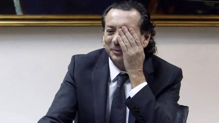 
سقوط وزیر در آسانسور + عکس
