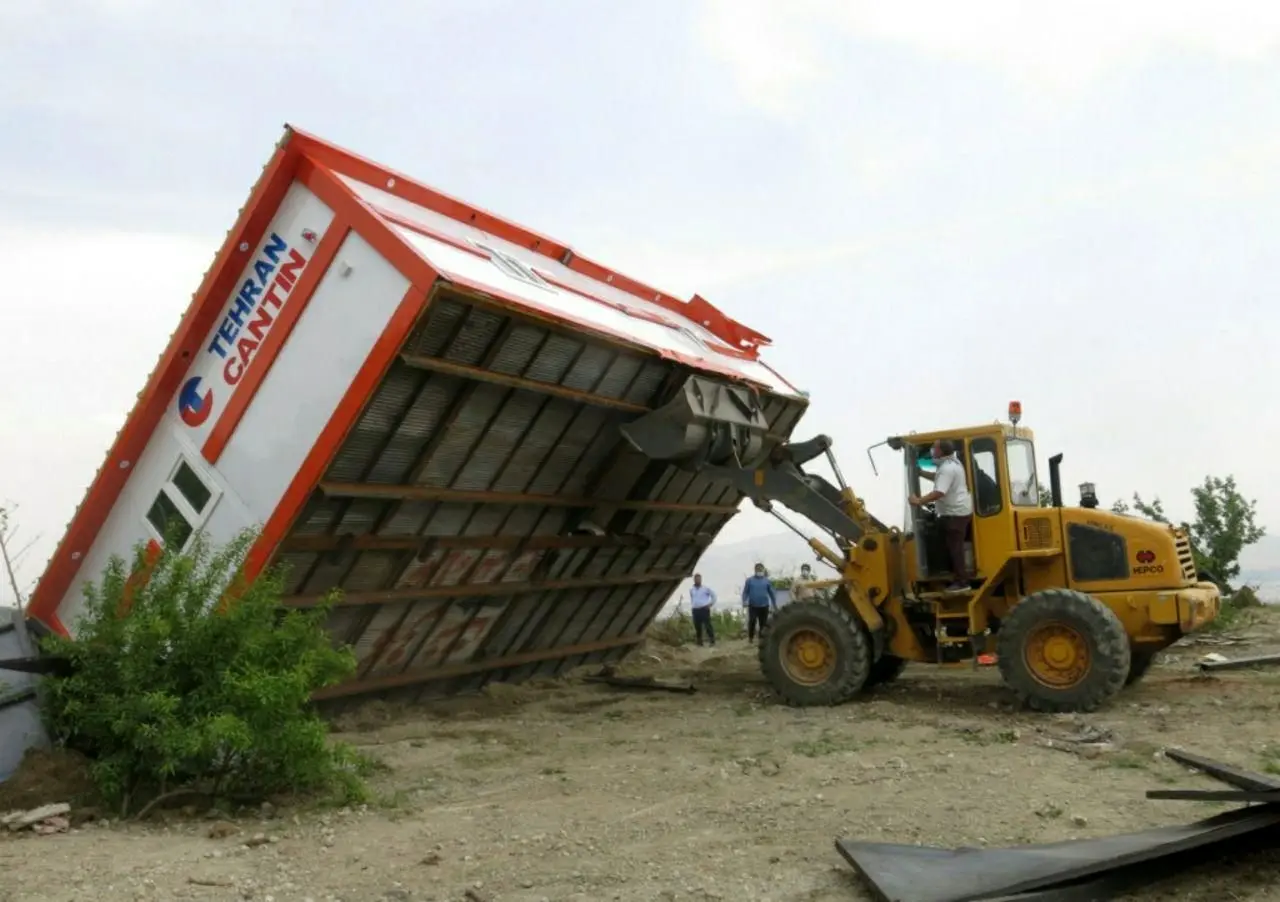 ساخت و ساز غیر مجاز در محله سوهانک تخریب شد

