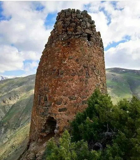 قلعه تاریخی جالب در کوه‌ های مرزی ایران و ترکیه+عکس