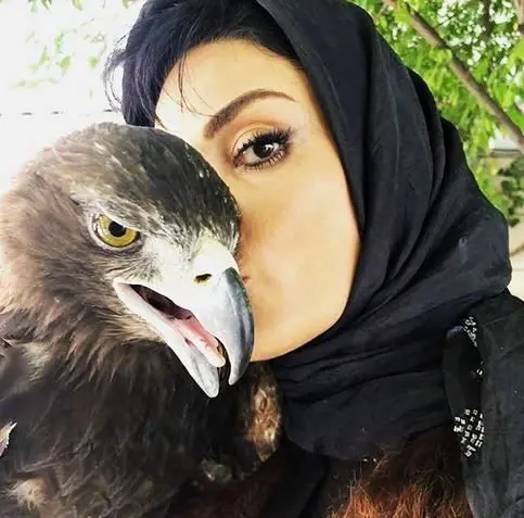  بوسه سارا خوئینی ها به عقاب وحشی! +عکس