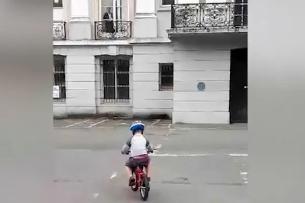 شبح پیرزن ایستاده در پشت پنجره خبرساز شد! + عکس