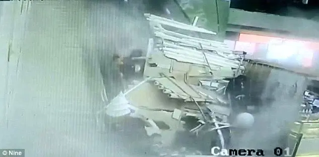 
لحظه وحشتناک فرو ریختن سقف ساختمان روی سر مردم +عکس
