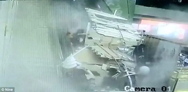 لحظه وحشتناک فرو ریختن سقف ساختمان روی سر مردم +عکس