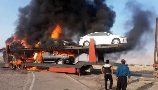 آتش گرفتن تریلی حامل خودروهای لوکس در جاده بندر عباس+عکس