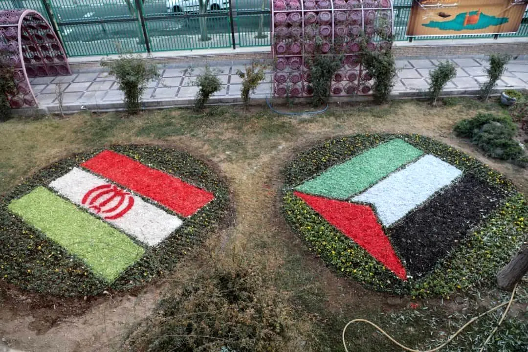 فرش گلی با طرح پرچم مشترک ایران و فلسطین در منطقه 19 گسترده شد

