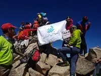 صعود کارکنان بانک قرض الحسنه رسالت به قله های دماوند و علم کوه