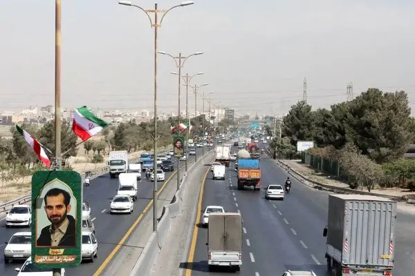 بزرگراه شهید هاشمی با ۲۱۶ پرچم، تمثال شهدا و نورپردازی ویژه آراسته شد