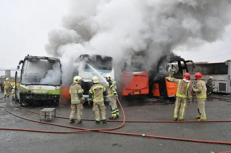 آتش‌سوزی ۴ اتوبوس در گاراژ جاده خاوران تهران+عکس