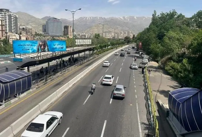 حذف گاردریل‌های فلزی در بزرگراه شهید چمران


