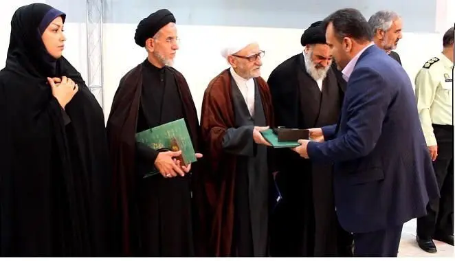 اهداء تندیس سلامت اداری به بانک قوامین استان کردستان
