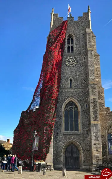 آویزان کردن قلاب دوزی از ساختمان یک کلیسا+عکس