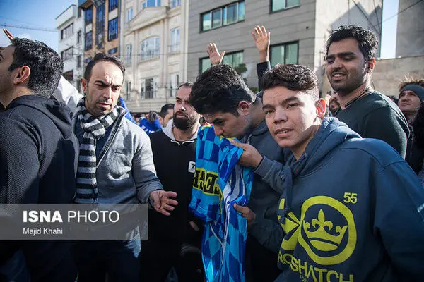 تجمع دوباره هواداران استقلال مقابل باشگاه