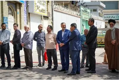 وزیر کار رای خود را به صندوق انداخت

