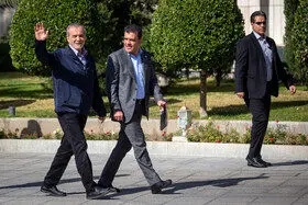 تمرکز کابینه بر انضباط مالی و دیپلماسی محدود هسته‌ای