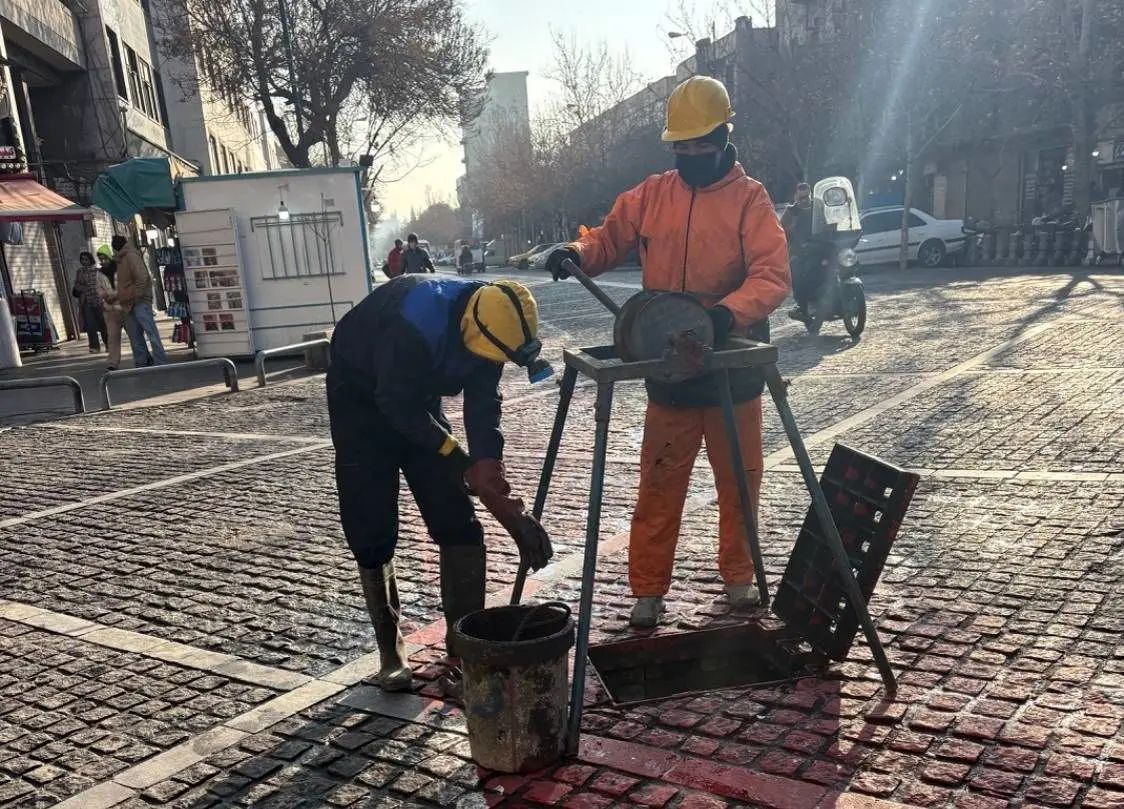 تلاش مستمر کارگران قنوات برای پاکسازی کانال‌ها و حوضچه‌ها