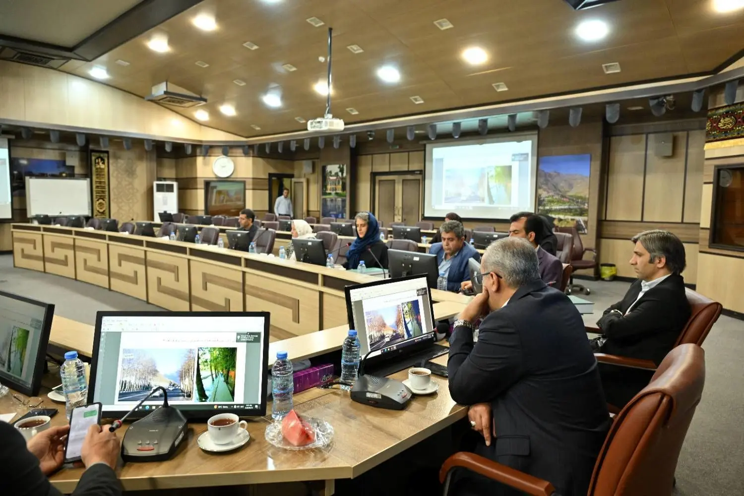 تعامل شهرداری منطقه یک با نخبگان و فعالان محیط زیستی

