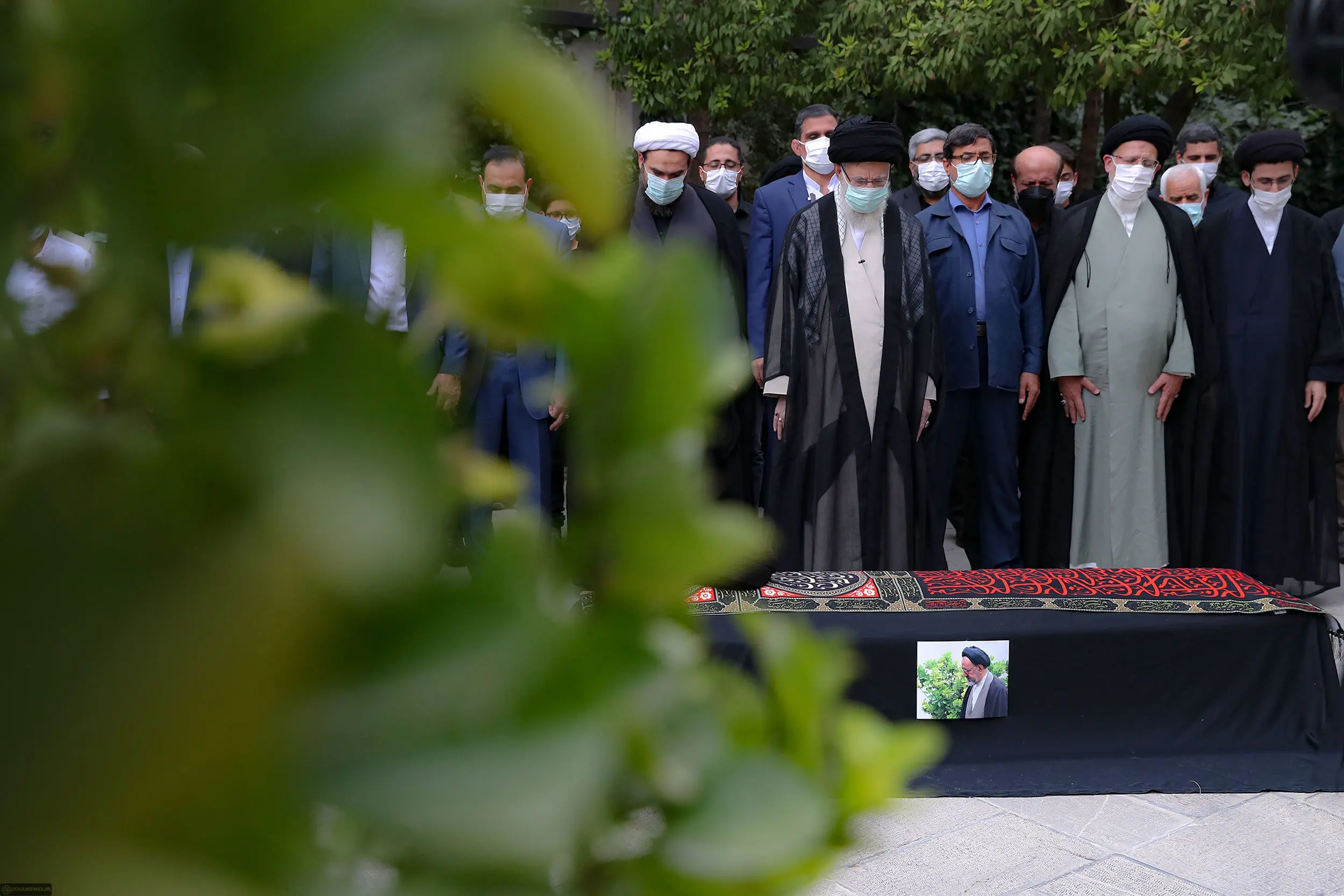 رهبر انقلاب بر پیکر حجت‌‌‌الاسلام دعائی نماز میت اقامه کردند