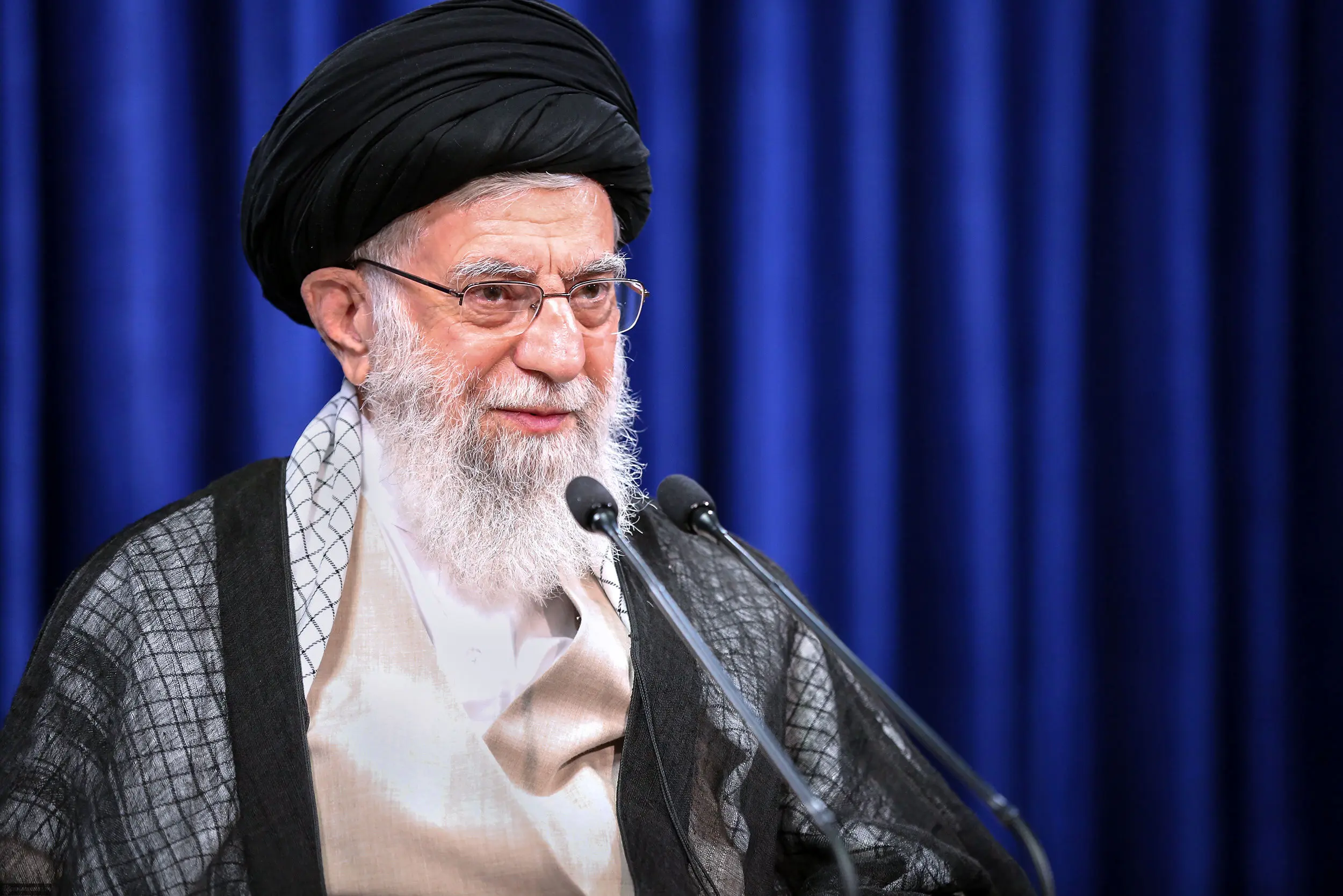 راه برداشتن تحریم عقب نشینی در مقابل دشمن نیست