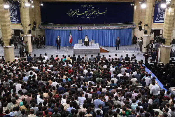 دانشجویان در حضور رهبر انقلاب عزاداری می‌کنند

